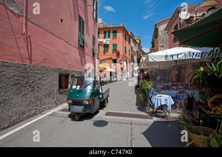 Ape passant un restaurant de rue, Monterosso al Mare, Cinque Terre, site du patrimoine mondial de l'UNESCO, la Ligurie di Levante, Italie, Méditerranée, Europe Banque D'Images