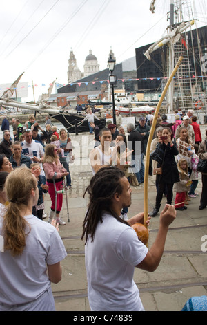 Danseurs et musiciens brésiliens en face du grand voilier Mercedes dans le cadre du Tall Ships River Festival Liverpool Septembre 2011 Banque D'Images