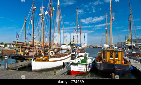 Voiliers traditionnels bateaux amarrés dans le port de Bremerhaven, Allemagne Banque D'Images