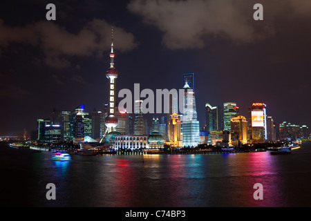De nouveaux toits de Pudong, à la recherche de l'autre côté de la rivière Huangpu du Bund, Shanghai, Chine Banque D'Images