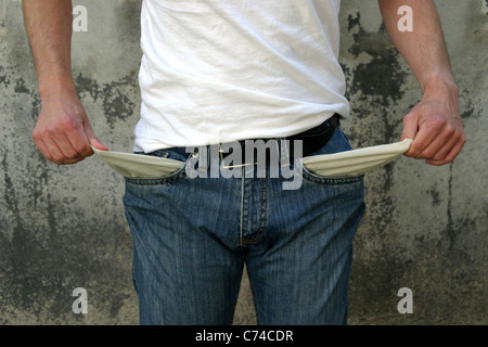 Homme avec poches vides Banque D'Images