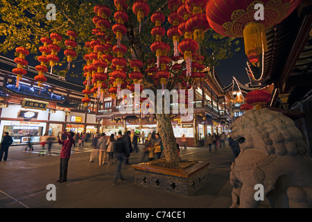 Yuyuan Bazaar lanternes suspendues dans la nuit de district, Shanghai, Chine Banque D'Images