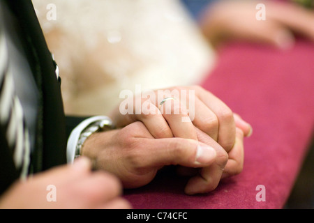 Une femme et un homme se tenant la main au cours de la cérémonie de mariage Banque D'Images