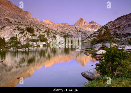 Reflet d'une chaîne de montagnes en Californie dans un lac au coucher du soleil. Banque D'Images