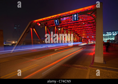 Suzhou Creek, (jardin) Waibaidu Bridge, illuminé la nuit, Shanghai, Chine Banque D'Images