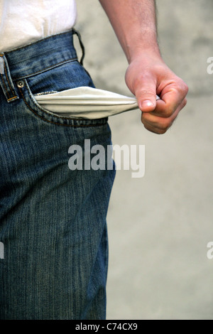 Homme avec poches vides Banque D'Images