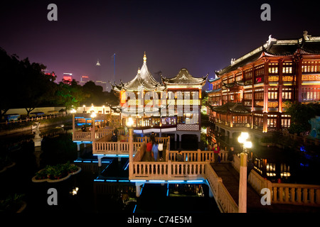 Les gens sur les neuf-tour à pont en zig-zag, Bazar Yuyuan Thé Huxingting (Mid-Lake Thé Pavillon), Shanghai, Chine Banque D'Images