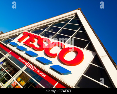 Affiche à l'extérieur de supermarché Tesco à Uttoxeter Staffordshire UK Banque D'Images