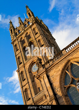 Tour de la Collégiale de St Mary une commune française dans la ville de Warwick, Angleterre Royaume-uni Banque D'Images