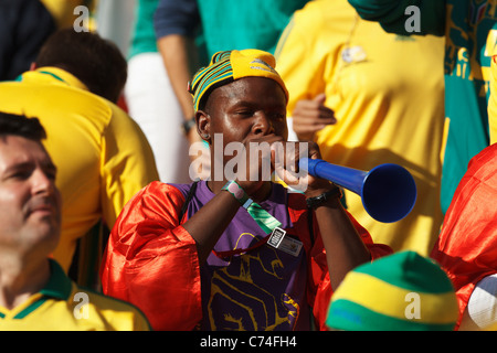 Un spectateur souffle une Vuvuzela au match d'ouverture de la Coupe du Monde de football entre l'Afrique du Sud et le Mexique le 11 juin 2010. Banque D'Images