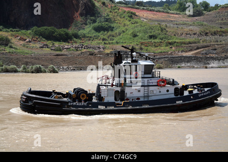 Remorqueur opérant dans le canal de Panama sur les opérations de jour. Banque D'Images