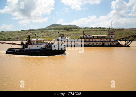 Remorqueur opérant dans le canal de Panama sur les opérations de jour. Banque D'Images