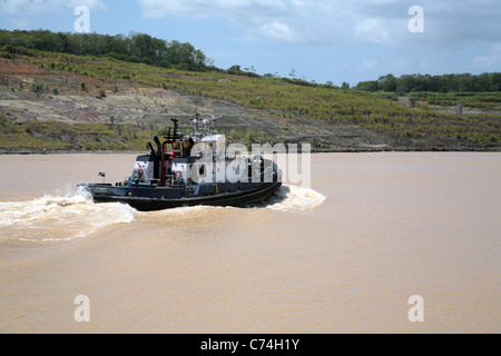 Remorqueur opérant dans le canal de Panama sur les opérations de jour. Banque D'Images