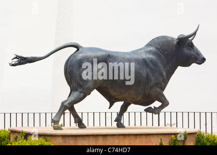 Monument aux combats Bull sculpté par Nacho Martin. Ronda, Province de Malaga, Espagne. Banque D'Images