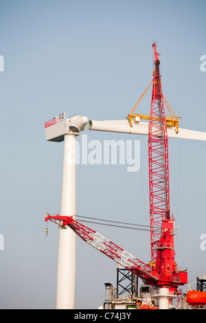 Le cric l'barge, Krakken, ascenseurs d'une lame en place sur une éolienne sur l'éolien offshore Walney, Cumbria, UK Banque D'Images