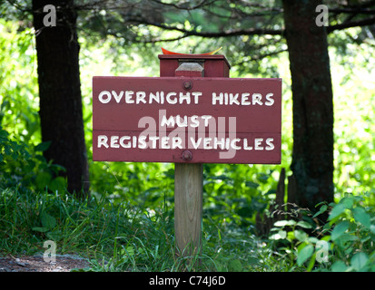 Panneau en bois à la piste sur le mont Mitchell, Caroline du Nord. Banque D'Images