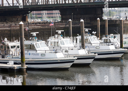 Massachusetts State Police patrouille de la Section de la Marine et de l'intervention rapide des bateaux sur la Charles River à Boston, Massachusetts. Banque D'Images