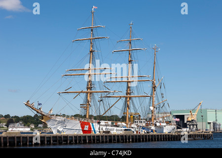 Le USCGC Eagle', 'une barque utilisée pour la formation, amarrée à son port d'attache à la Coast Guard Academy à New London, dans le Connecticut. Banque D'Images