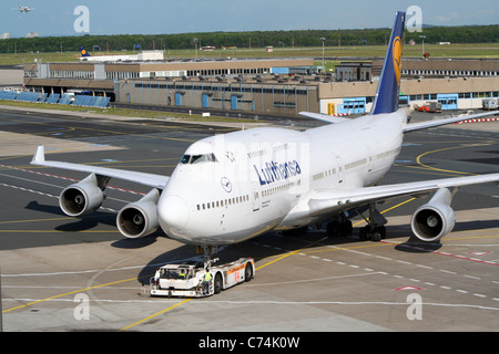 Lufthansa Boeing 747 jumbo jet escorté jusqu'à une porte à Francfort-sur-le-Main. Banque D'Images