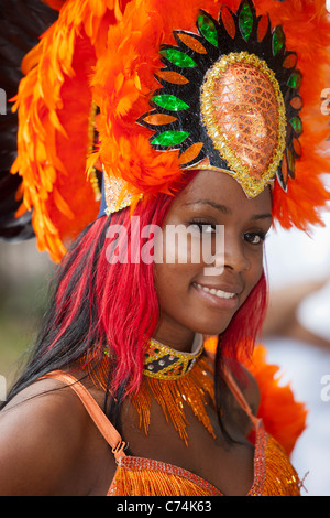 Un défilé en costume de fête, participant à l'Ouest Indian-American Day Parade à New York. Banque D'Images