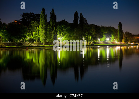 La nuit, le lac de l'Allier rive droite et le Parc Napoléon III (Vichy). La rive droite du lac d'Allier et le parc Napoléon III. Banque D'Images