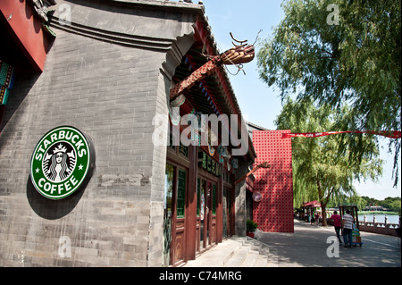 Un café Starbucks dans le vieux style de Beijing à Beijing, Chine Banque D'Images