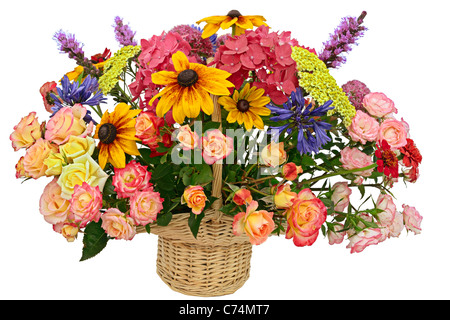 Arrangement de fleurs dans un panier isolé sur fond blanc Banque D'Images