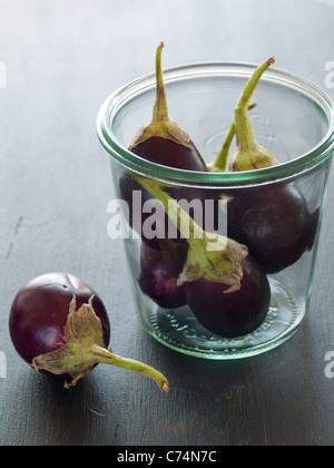 Petites aubergines ou l'aubergine dans un bocal en verre Banque D'Images