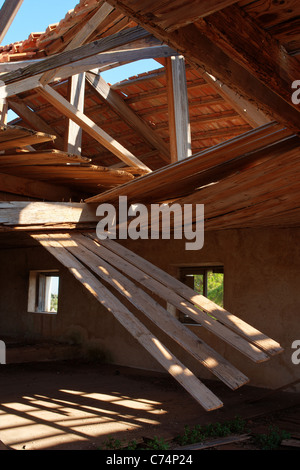 Toit en bois s'est effondré dans une maison abandonnée Banque D'Images
