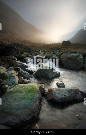 Mist rolls par Honister Pass dans la région des lacs de l'Angleterre Banque D'Images