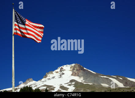 Un drapeau américain avec vol Mount Hood dans l'arrière-plan avec un ciel bleu profond Banque D'Images