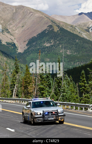 Voiture de police de l'État du Colorado des cyclistes professionnels dans une course plus de Monarch Pass dans l'étape 1 de l'USA Pro Cycling Challenge Banque D'Images