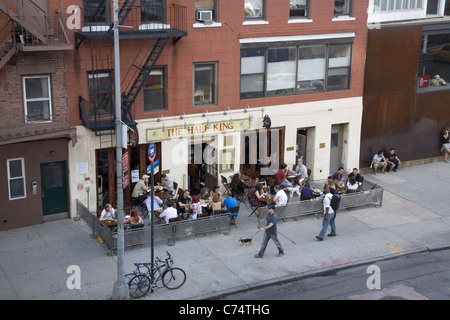 Regardant le roi demi-Bar et Restaurant sur West 23rd St. du parc High Line à Manhattan, New York. Banque D'Images