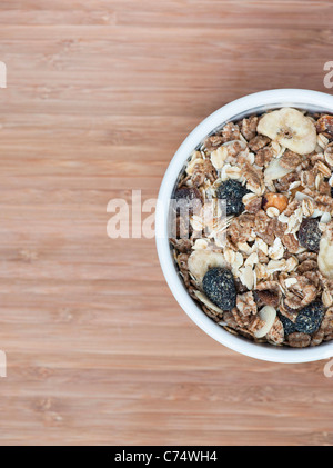 Muesli dans un bol sur un bois de bambou. Au-dessus du côté du châssis Banque D'Images