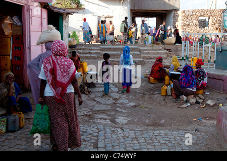 Les négociants locaux au marché près de l'Oromo Erer porte dans la vieille ville fortifiée de Harar dans l'Est de l'Éthiopie, l'Afrique. Banque D'Images