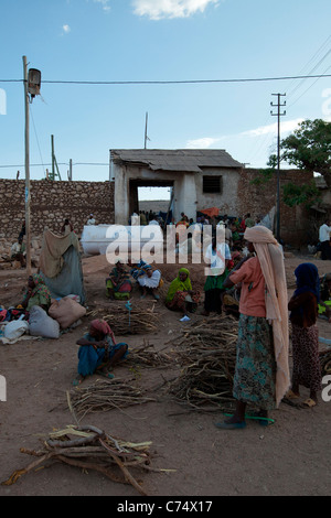 Les négociants locaux au marché près de l'Oromo Erer porte dans la vieille ville fortifiée de Harar dans l'Est de l'Éthiopie, l'Afrique. Banque D'Images