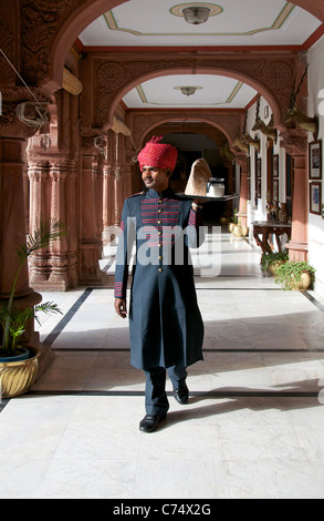 Waiter delivering thé du matin Laxmi Niwas Palace Bikaner Rajasthan Inde Banque D'Images