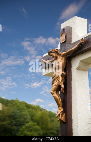 Statue de Jésus sur la croix avec ciel bleu Banque D'Images