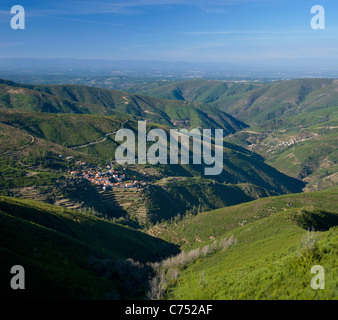 Le Portugal, la Beira Alta, la Serra da Estrela, près de Piodao, paysage avec de petits villages (Casarias et Sabral Gordo) Banque D'Images