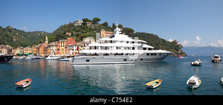 Vue panoramique sur la magnifique ville et de luxe yacht blanc s'apprête à quitter petit port de Portofino en Ligurie, Italie du nord. Banque D'Images