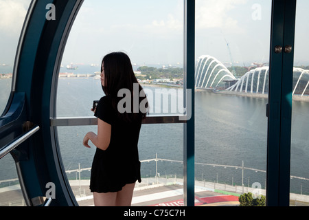 Une jeune chinoise à l'intérieur de la Singapore Flyer ride, Singapour Banque D'Images