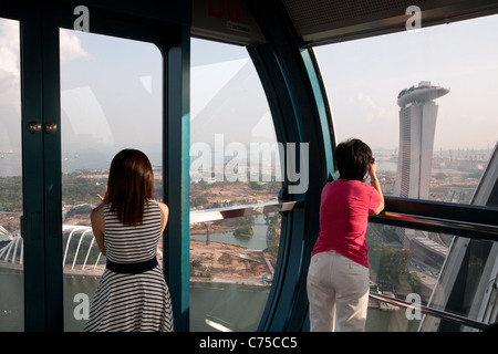 Deux femmes chinoises à l'intérieur de la Singapore Flyer ride, Singapour Banque D'Images