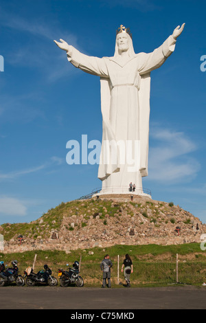 Une immense statue du Christ Roi, avec une hauteur de 36 mètres est l'un des plus élevés au monde. Swiebodzin, Pologne. Banque D'Images