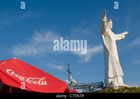 Une immense statue du Christ Roi, avec une hauteur de 36 mètres est l'un des plus élevés au monde. Swiebodzin, Pologne. Banque D'Images