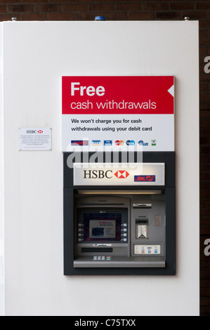 Une machine en argent de la HSBC propose gratuitement des retraits en espèces Banque D'Images