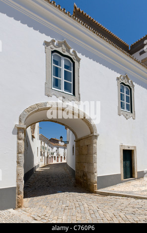 Le Portugal, Faro, une arche dans le Largo da Sé square Banque D'Images