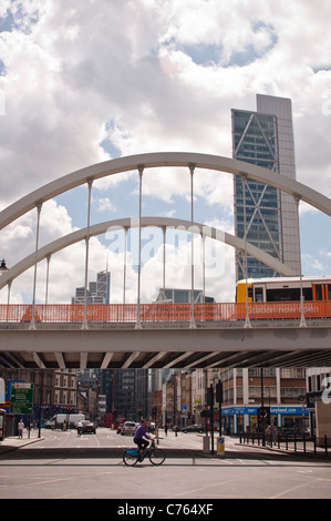 Un train sur le nouveau prolongement de la ligne de l'Est de Londres en passant par Shoreditch, Hackney. Broadgate Tower est visible en arrière-plan. Banque D'Images