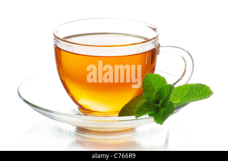 Tasse de thé en feuilles de menthe isolé sur fond blanc Banque D'Images