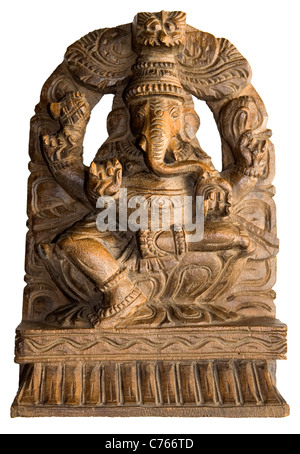 Une sculpture en bois du dieu hindou Ganesh, isolé sur fond blanc avec chemin de détourage. Banque D'Images