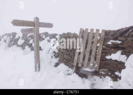 Sommet du Pen-Y-Ghent amer sur un jour d'hiver, Yorkshire, UK. Banque D'Images